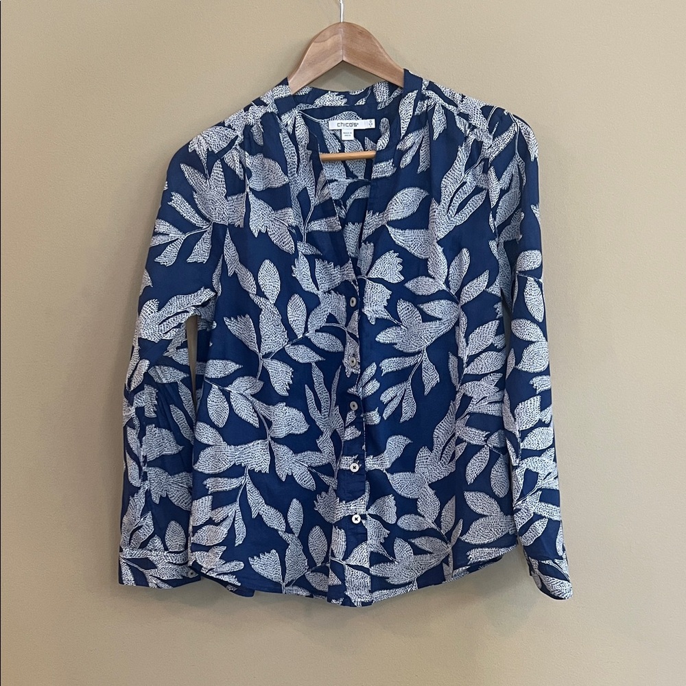 Chico's Navy and White Leaf/Flower Patterned Blouse Chicos Size 0 (US size 4)